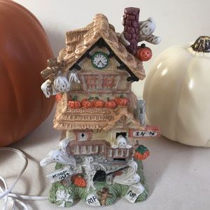 NIB Trick or Treat Brand Porcelain light up Haunted Inn!